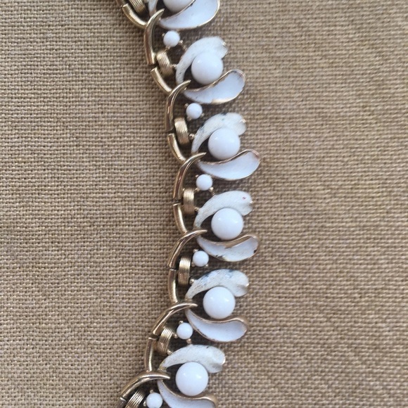 Vintage white Enamel Gold Tone Metal Necklace - Picture 3 of 5